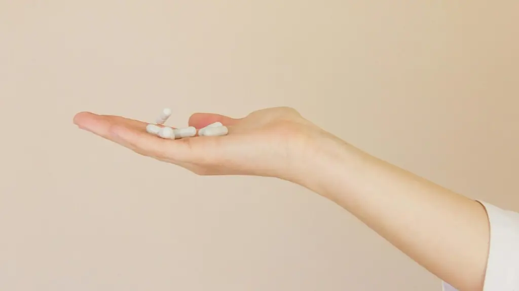 una mujer con suplementos de colágeno en la mano